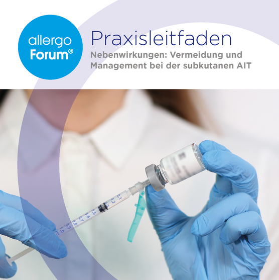 Behandschuhte Hände halten eine Spritze und eine Ampulle. Oben steht ein deutscher Text über einen Leitfaden zum Umgang mit den Nebenwirkungen der subkutanen AIT. Oben links steht ein Logo mit der Aufschrift „Allergo Forum“.