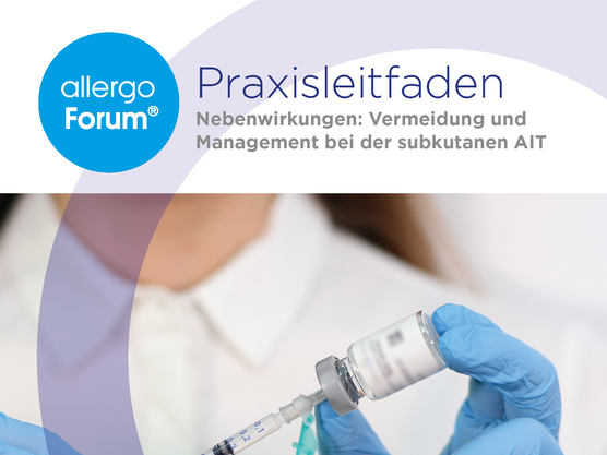 Behandschuhte Hände halten eine Spritze und eine Ampulle. Oben steht ein deutscher Text über einen Leitfaden zum Umgang mit den Nebenwirkungen der subkutanen AIT. Oben links steht ein Logo mit der Aufschrift „Allergo Forum“.