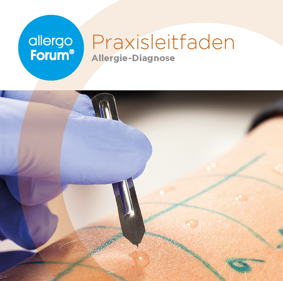 Eine behandschuhte Hand führt eine Lanzette in die Haut einer Person ein, die mit gezeichneten Linien und Punkten markiert ist. Das Bild trägt den Titel „Praxisleitfaden Allergie-Diagnose“ und trägt das Logo des Allergo Forums.