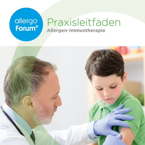 Ein Arzt im weißen Kittel und mit blauen Handschuhen verabreicht einem kleinen Jungen im grünen Hemd eine Spritze. Der Text auf dem Bild lautet „Allergopharma Forum. Praxisleitfaden Allergen-Immuntherapie.