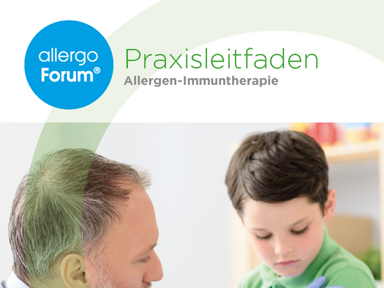 Ein Arzt im weißen Kittel und mit blauen Handschuhen verabreicht einem kleinen Jungen im grünen Hemd eine Spritze. Der Text auf dem Bild lautet „Allergopharma Forum. Praxisleitfaden Allergen-Immuntherapie.